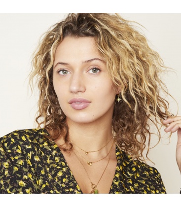 Goudkleurig oorbellen met een groene bedel en een strass steentje