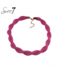 Roze gedraaide halsketting van glassteentjes in mesh
