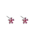 Zilverkleurige oorbellen in bloemvorm met roze strass steentjes