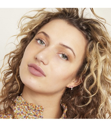 Zilverkleurige oorbellen in bloemvorm met roze strass steentjes