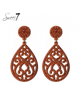 Terra cotta oorbellen met een open bewerkte hanger 