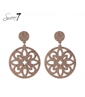 Naturel kleurige oorbellen met een open hanger 