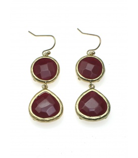 Oorbellen in goudkleurige zetting met rode stenen