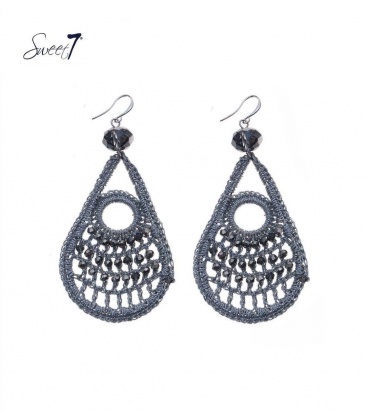 Zilverkleurige gehaakte oorbellen met in de hanger kleine grijze strass steentjes