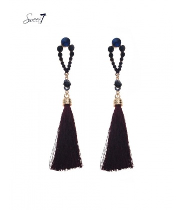 Donker rood paarse oorhangers met kwast en paars blauwe strass steentjes