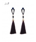 Donker rood paarse oorhangers met kwast en paars blauwe strass steentjes