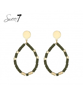 Groene oorbellen met een goudkleurig oorstukje