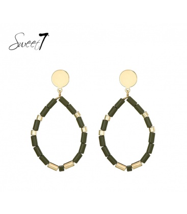 Groene oorbellen met een goudkleurig oorstukje