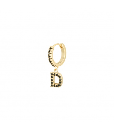 Goudkleurige oorbel met zwarte steentjes en hanger met de letter D