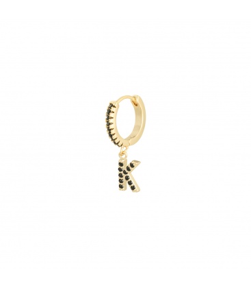 Goudkleurige oorbel met zwarte steentjes en hanger met de letter K