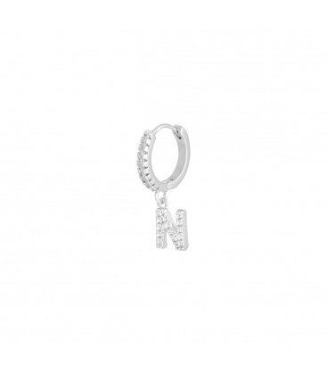 Zilverkleurige oorbel met steentjes en hanger met de letter N