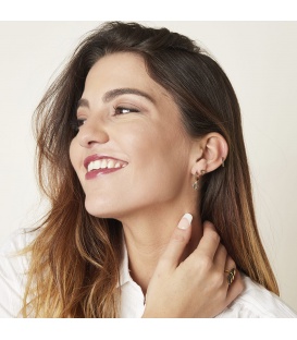 Goudkleurige oorbel met zilverkleurige steentjes en hanger met de letter O