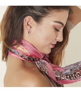 Zilverkleurige oorbellen met steentjes en hanger met de letter V