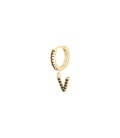 Goudkleurige oorbellen met zwarte steentjes en hanger met de letter V