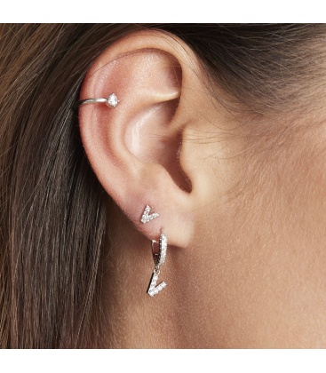 Goudkleurige oorbellen met zwarte steentjes en hanger met de letter V