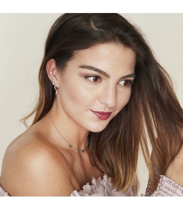 Goudkleurige oorbel met zwarte steentjes en hanger met de letter Y