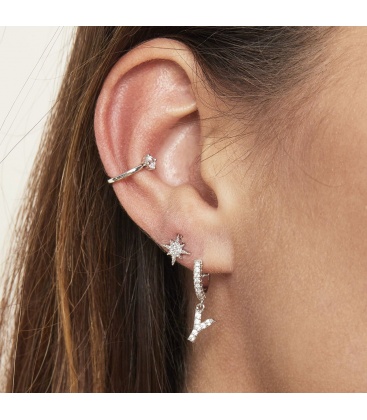 Goudkleurige oorbel met zwarte steentjes en hanger met de letter Y