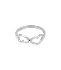 Zilverkleurige ring met twee verbonden hartjes (17)
