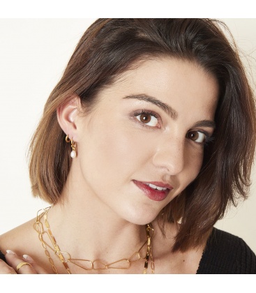 Zilverkleurige oorringen met muntjes en een parel