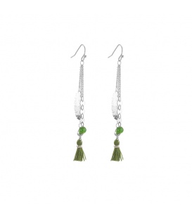 Zilverkleurige oorhangers met een groene kwast, kralen en een metalen blad