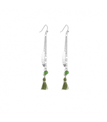 Zilverkleurige oorhangers met een groene kwast, kralen en een metalen blad