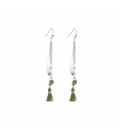 Zilverkleurige oorhangers met een groene kwast, kralen en een metalen blad