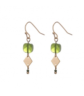 Trendy oorbellen met een groene kraal en een ruitvormige bedel
