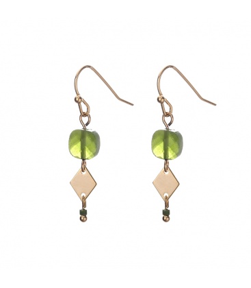 Trendy oorbellen met een groene kraal en een ruitvormige bedel