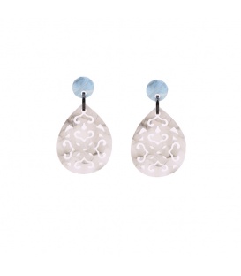 Wit met zwarte oorbellen met een open hanger en een blauw gemeleerd oorstukje