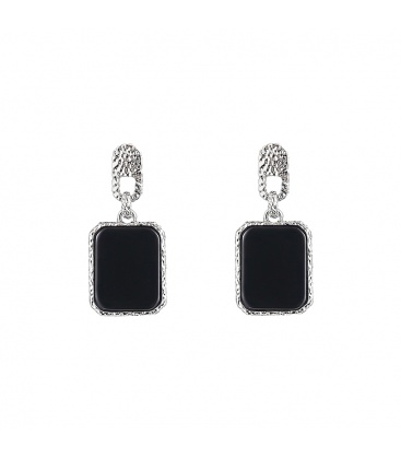 Zilverkleurige oorhangers met een zwarte steen en slotjes als oorstukje