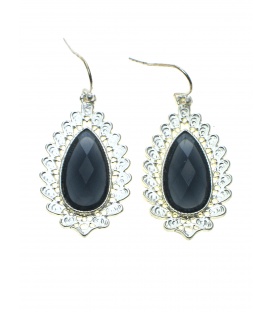 Oorbellen met blauwe facet steen en een mooie zilverkleurige rand