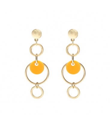 Goudkleurige oorhangers met een oker geel element in de hanger