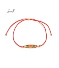 Rode elastische armband met goudkleurige detail met kleine kraaltjes