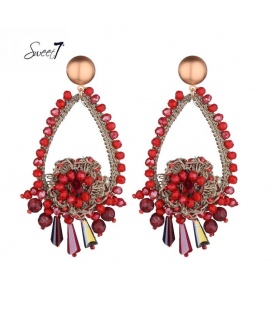 Mooie oorhangers met rode kralen en goudkleurig koord en oorstukje