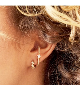 Kleine goudkleurige oorringen met roze bloemetjes 