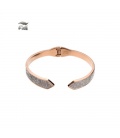 Roségoudkleurige spang armband met punten aan de uiteinden en kleine steentjes