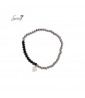 Elastische armband met zilverkleurige en zwarte kralen