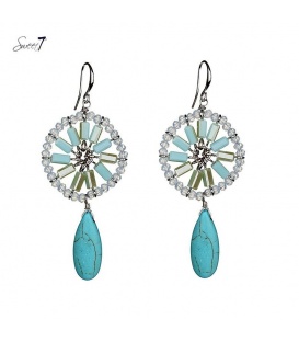 Oorbellen met ronde hanger van kleine kralen met daaraan een langwerpige blauwe steen