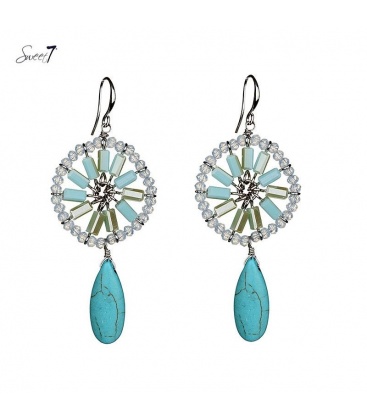 Oorbellen met ronde hanger van kleine kralen met daaraan een langwerpige blauwe steen