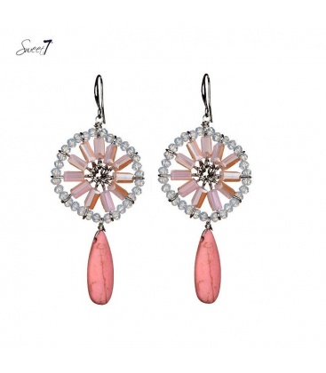 Oorbellen met ronde hanger van kleine kralen en langwerpige roze stenen hanger