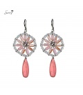 Oorbellen met ronde hanger van kleine kralen en langwerpige roze stenen hanger