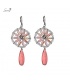 Oorbellen met ronde hanger van kleine kralen en langwerpige roze stenen hanger