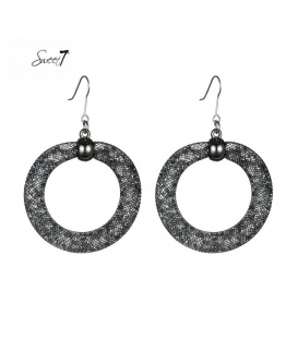 Oorbellen gemaakt van een mesh gevuld met kleine grijze glitter steentjes