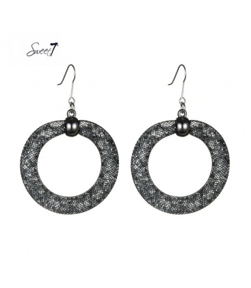 Oorbellen gemaakt van een mesh gevuld met kleine grijze glitter steentjes