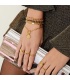 Elastische armband met goudkleurige en roze kraaltjes