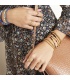 Elastische armband met goudkleurige en roze kraaltjes