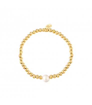 Elastische armband met goudkleurige kralen en een witte parel