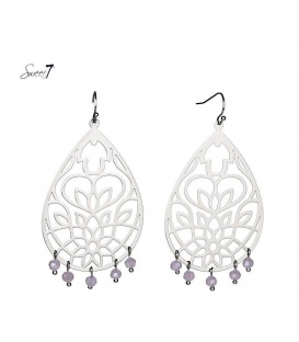 Zilverkleurige oorbellen met een ovale hanger en 5 roze kralen