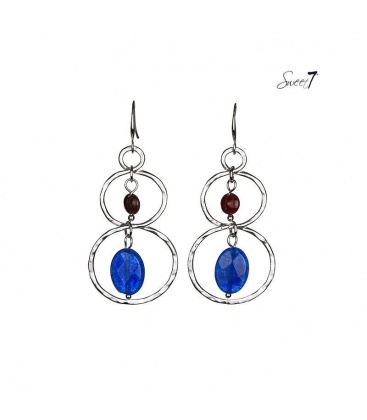Zilverkleurige oorbellen met blauwe facet steen in een zilverkleurige ronde hanger