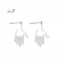Zilverkleurige oorbellen met als hanger een hand